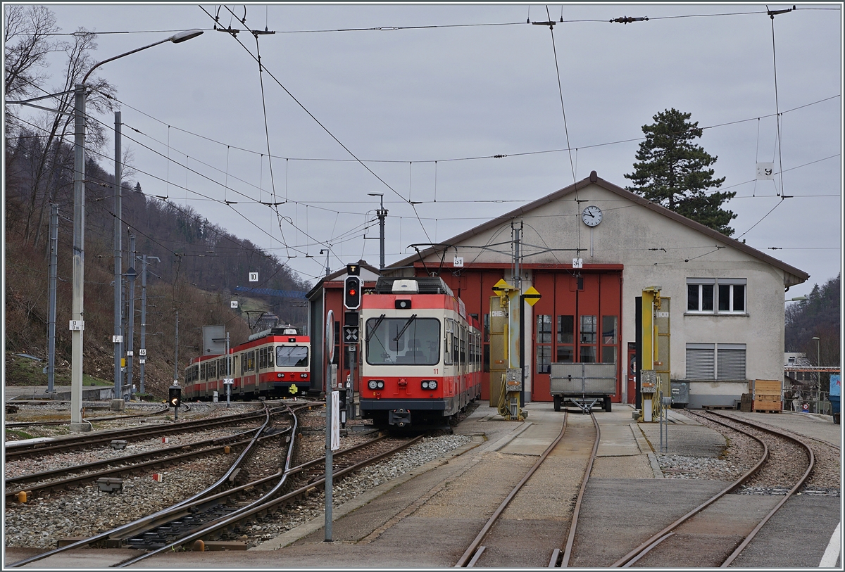 Während der BDe 4/4 12  Oberdorf  an diesem Sonntag abgestellt ist, erreicht links im Bild der BDe 4/4 11  Niederdorf  mit seinem Regionalzug von Liestal kommend sein Ziel Waldenburg.

21. März 2021