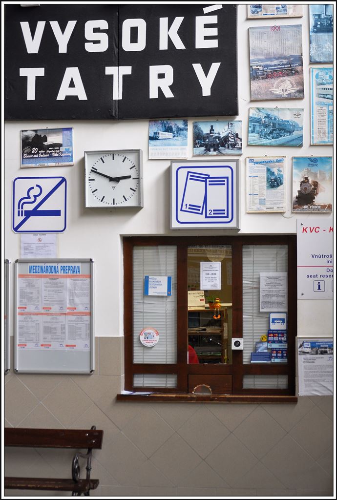 Während bei uns offene Schalter der letzte Schrei sind, scheint die Zeit in Štrba, dem Ausgangspunkt der elektrischen Tatrabahnen, irgendwie stehengeblieben zu sein. (02.06.2014)