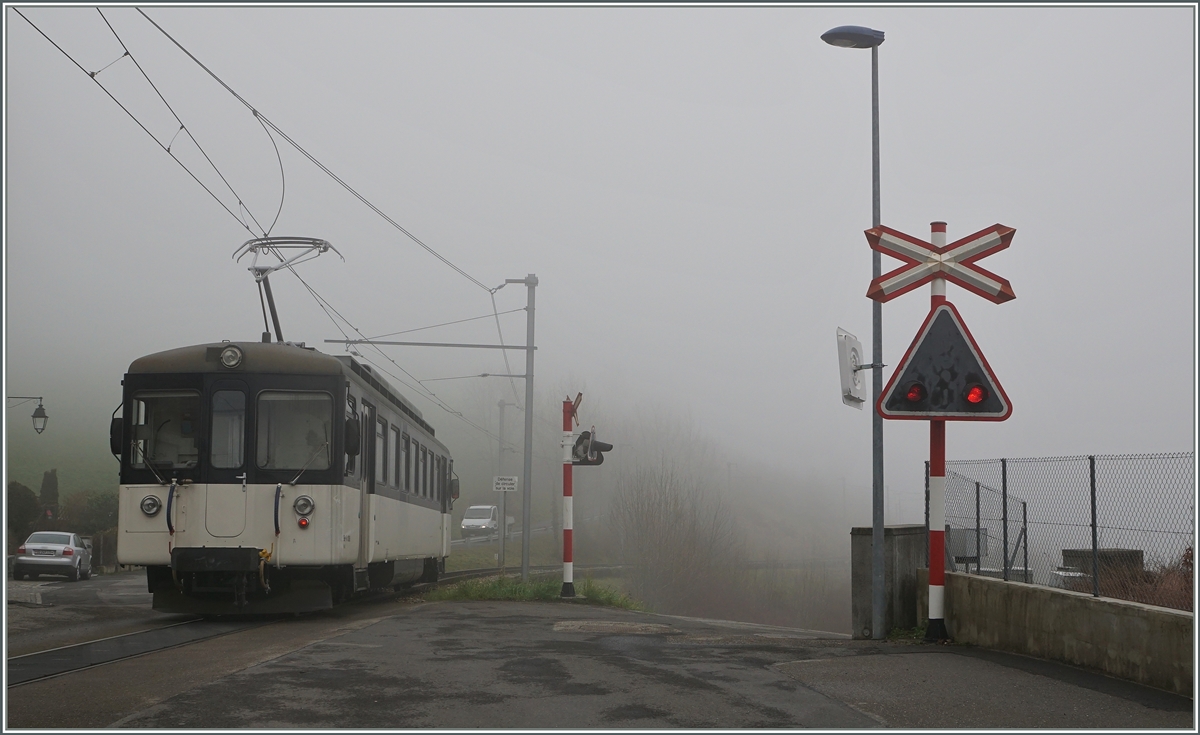Während das Bipperlisi den Nebel wohl gewohnt ist, ich bin es nicht mehr und es war nicht einfach, bei der Bildgestaltung auf See und Berge zu verzichten...
MOB Be 4/4 1006 als Regioanlzug 2331 von Fontanivent nach Montreux bei Planchamp am 5. Feb. 2015.
