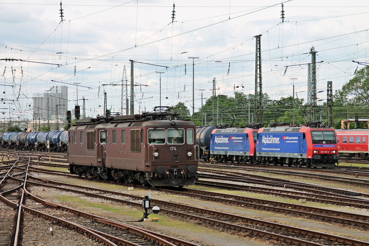 Während BLSC Re 4/4 174 (425 174-0)  Frutigen  mit BLSC Re 4/4 186 (425 186-4)  Leissigen  am Nachmittag des 01.06.2016 abgestellt im Badischen Bahnhof von Basel standen, fuhr Re 482 026-2  Alpäzähmer  zusammen mit Re 482 018-9  Alpäzähmer  mit einem Kesselzug in Richtung Rangierbahnhof Muttenz.