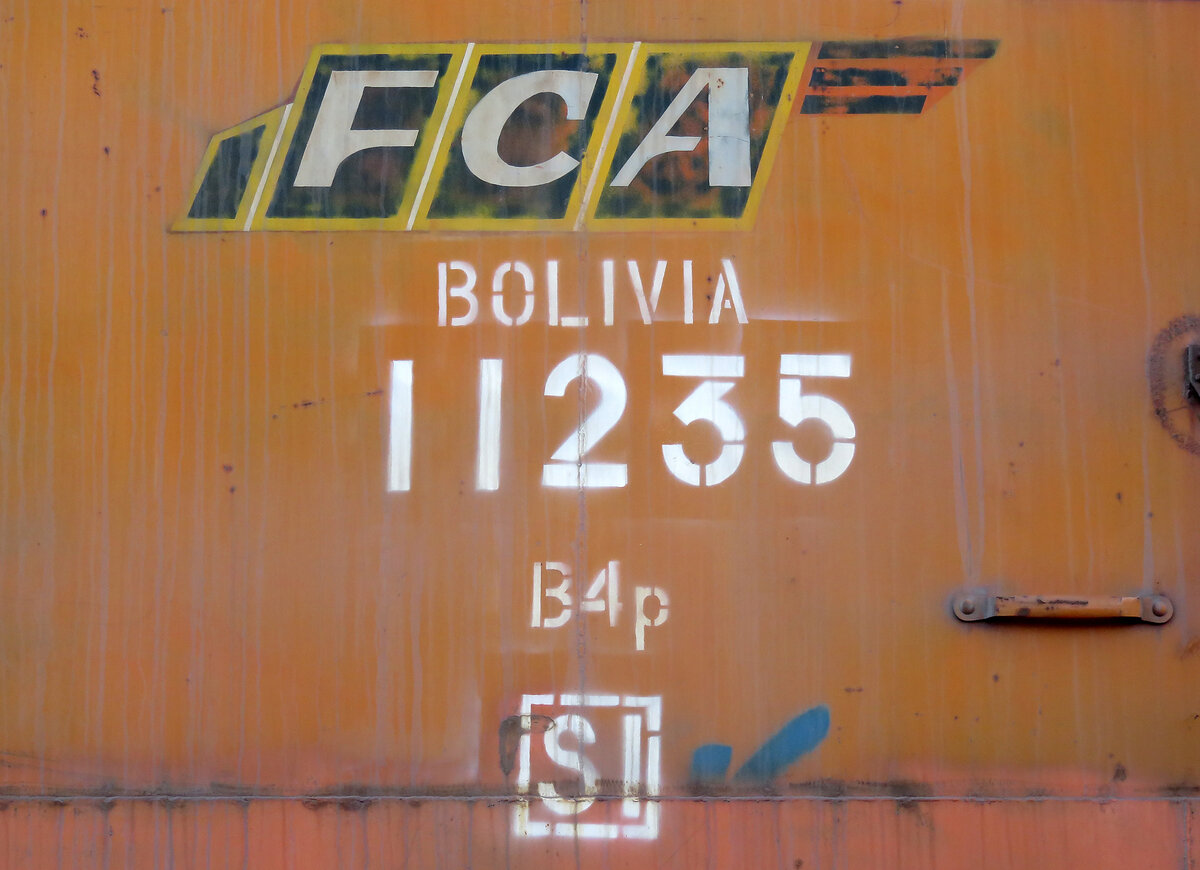 W�hrend die Buchstaben FCA scharf gedruckt scheinen, hapert es bei den anderen Bezeichnungen wohl etwas. G�terwagen im Bahnhof Uyuni. Uyuni, 24.7.2015