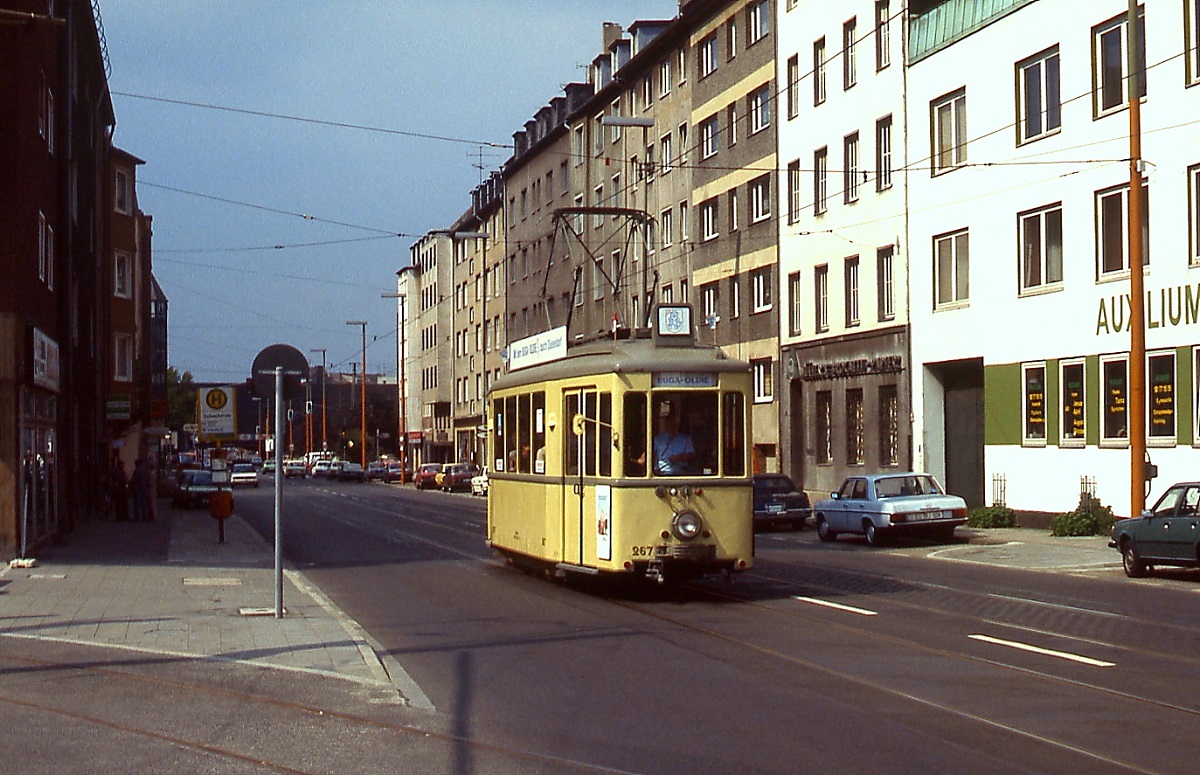 Während der Bundesgartenschau 1987 in Düsseldorf setzte die Rheinbahn als Zubringer BUGA-Oldies ein, hier ist der 1937 gebaute Tw 267 auf der Kölner Straße unterwegs