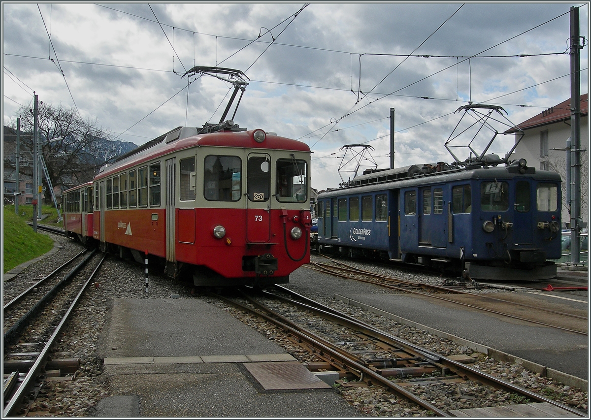 Während der CEV BDeh 2/4 mit seinem Bt den Bahnhof Blonay verlässt, wartet er MOB BDe 4/4 3004 mit einem Bauzug auf neue Aufgaben.
29. März 2016
