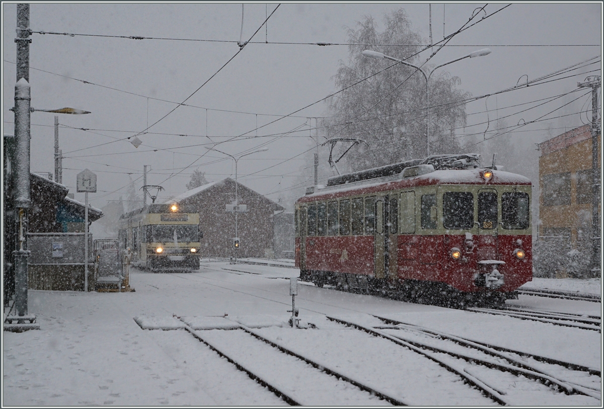 Während der CEV GTW Be 2/4 von Vevey kommend in Blonay wendet, wartet der BDeh 2/4 N° 74 auf Anschlussreisende und den Gegenzug, um dann Richtung Les Pleiades zu fahren. 
12. Feb. 2016