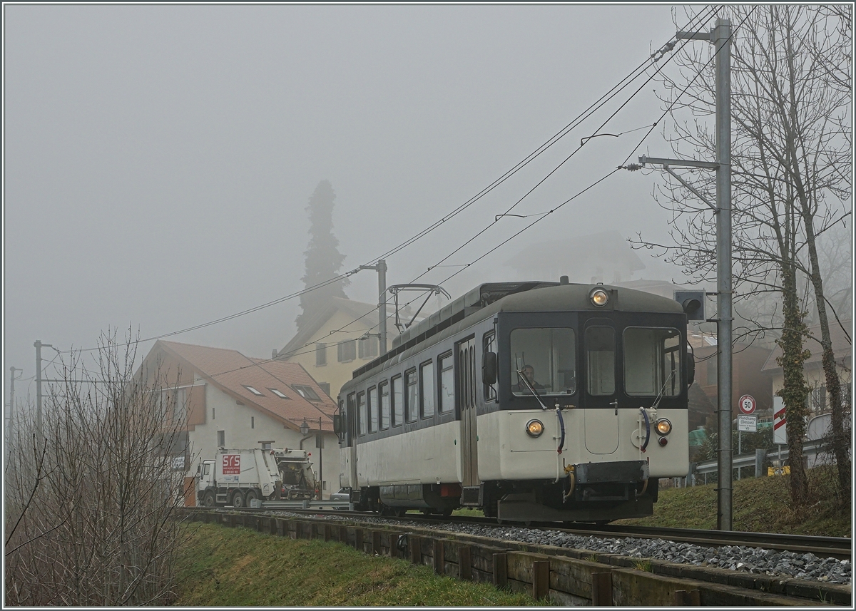 Während der CEV MVR GTW Be 2/6 7002 als Regionalzug nach Les Avants fuhr und dort die Rückfahrt abwartete, kam im Lokalverkeher oberhalb von Montreux wieder einmal ein Bipperlisi, heute der MOB Be 4/4 1006, zum Einsatz und fühlte sich wohl bei diesem Nebel wie in seiner früheren Heimat.
Bei Planchamp, den 5. Feb. 2016