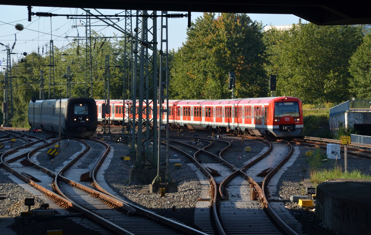 Während der dänische IC3-Triebzug am 10.10.15 vor der Hamburger Bahnhofshalle auf neue Aufgaben wartet erreicht eine S-Bahn nach Harburg den Hauptbahnhof.