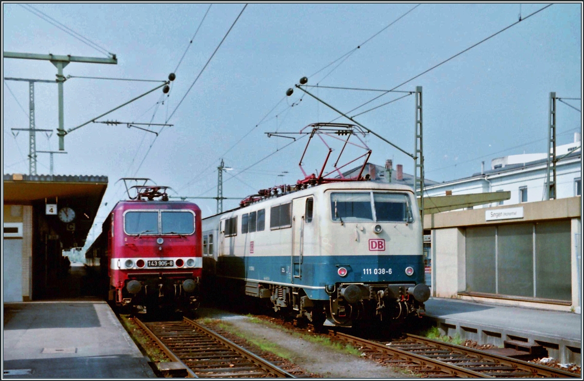 Während die DB 111 038-6 ihren Nahverkehrszug nach Stuttgart schieben wird, hat die am Bahnsteig 4 in Singen (Hohentwiel) eingetroffen 143 906-8 mit ihrem Schwarzwald Regionalzug ihr Ziel Konstanz schon fast erreicht.

29. April 1995