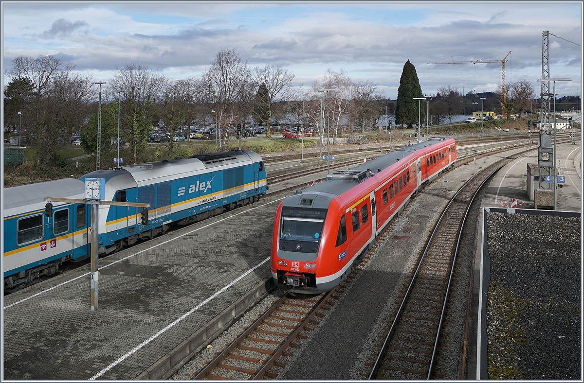 Während der DB 612 090 Lindau als RE nach Augsburg verlässt, wartet auf Gleis 5 die 223 065 mit ihrem Alex auf die Abfahrt nach München. 

16. März 2019