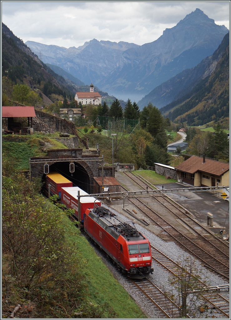 Während die DB E 185 138-5 den  Winner-Zug  nachschiebt, ist im Hintergrund das Wahrzeichne der Gotthard Nord Rampe zu sehen: s'Chiläli vo Wasse / Das Kirchlein von Wassen - welches auf der Fahrt mit der Gotthardbahn  dreimal  zu sehen ist.
10. Okt. 2014