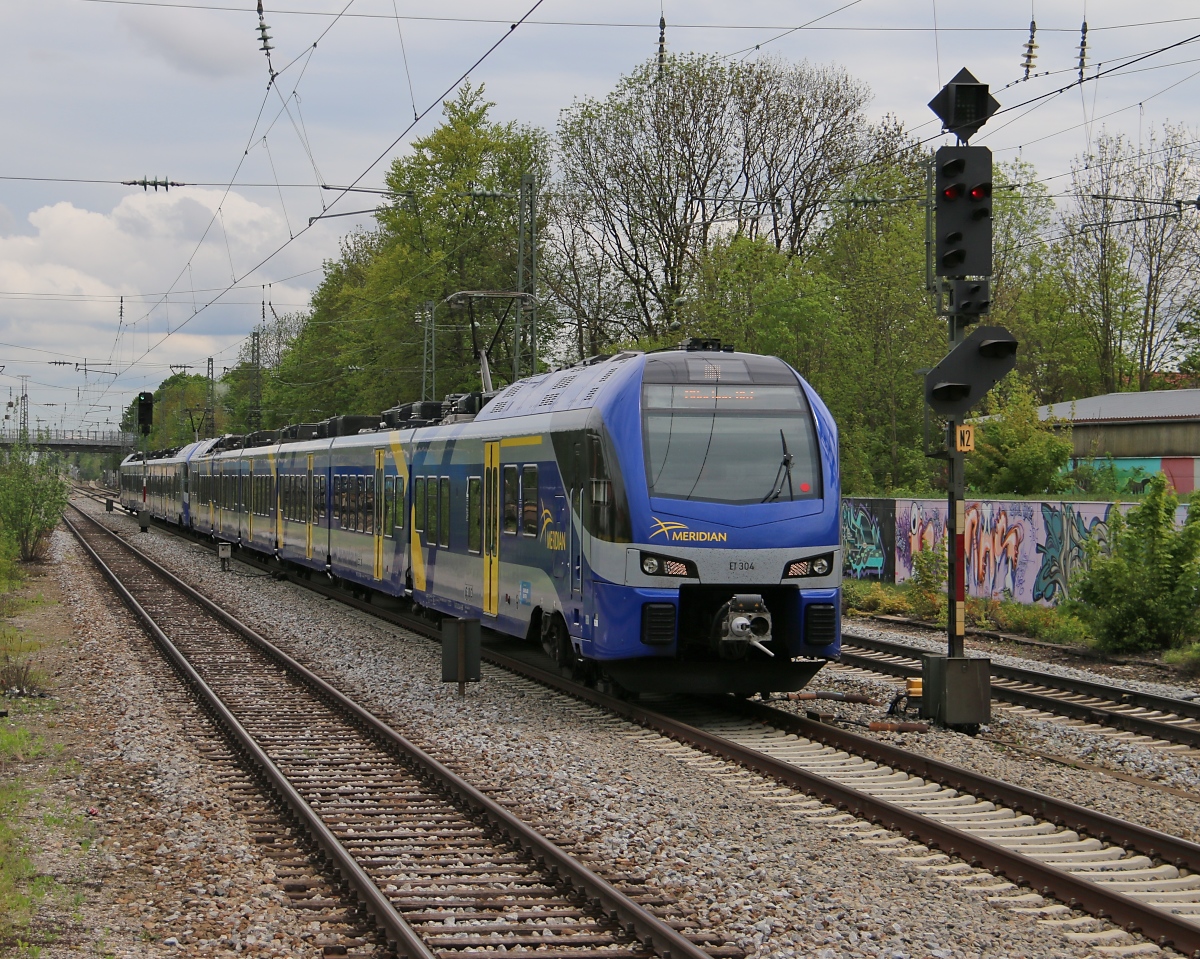 Während die DB zu einem großangelegten Streik aufgerufen hatte, war zumindest auf die Privatbahnen Verlass. Hier zwei Meridian Einheiten (ET 304) führend bei der Einfahrt nach München Trudering. Aufgenommen am 04.05.2015.