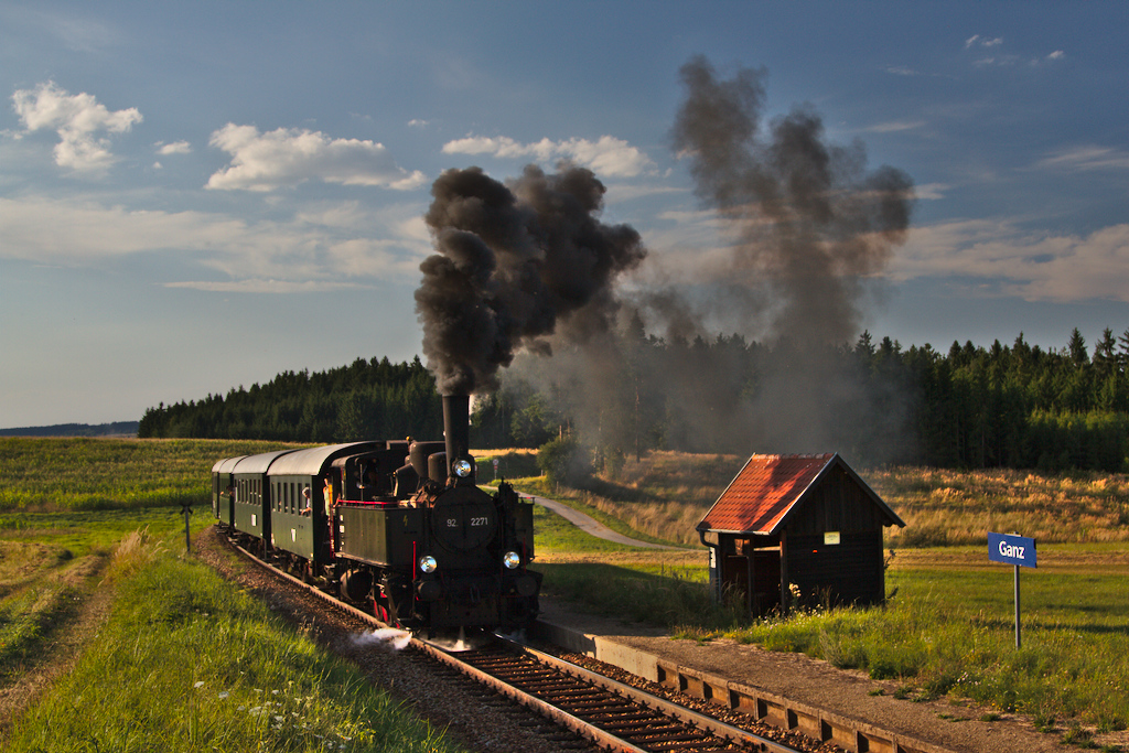 Whrend dem 15.07 und 17.08 habe ich die formschne kleine Lok des Martinsberger Lokalbahnvereins nur hier mit einer einer Eindrucksvollen Rauchwolke vor die Linse bekommen. Die Aufnahme zeigt die 92.2271 mit ihrem Zug, der gerade in die Haltestelle Ganz einfhrt und dort kurz hlt. (17.08.2013)