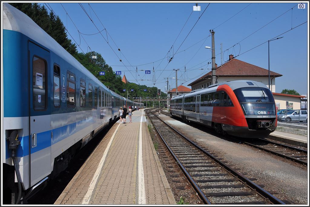 Während dem Lokwechsel in Spielfeld-Strass verlässt der Anschlusszug nach Radkersburg mit 5022 001-1 den Bahnhof. (01.07.2015)