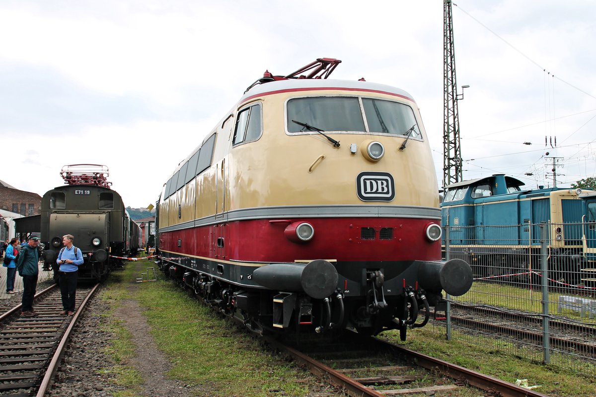 Während dem Sommerfest am 18.06.2016 stand E03 001 ohne Lokschilder auf dem Außengelände vom DB Museum in Koblenz Lützel und zeigte sich dem Publikum. Derzeit wird die E03 001 wieder instandgesetzt, damit sie mit neuer Hu wieder durch Deutschland fahren kann.