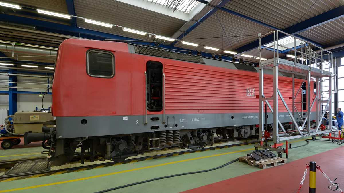 Während des 9. Dampfloktreffens im April 2017 war ein Blick in die Werkstatt der DB Regio möglich. Im Bild die Elektrolokomotive 143 875-3 in Dresden-Altstadt.