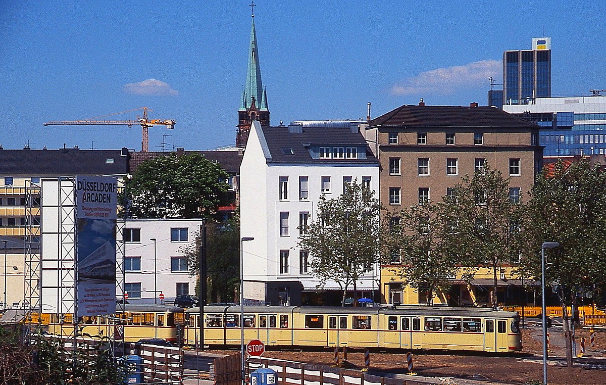 Während des Baus der Wehrhahn-Linie wurde die Streckenführung der Straßenbahnen im Bereich des Bilker Bahnhofes merhmals geändert. 2008 bot sich dieser Blick vom Bahnsteig des S-Bahnhofes Düsseldorf-Bilk.