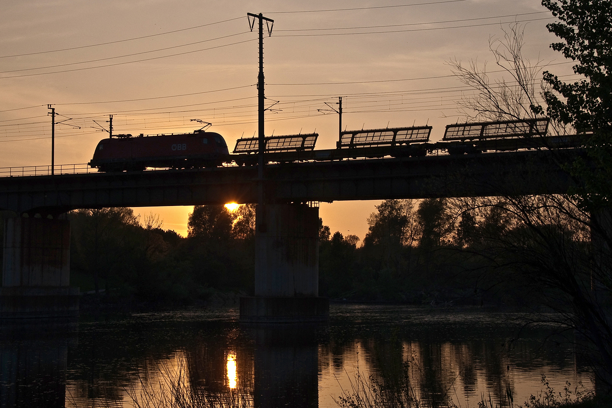 Während des Sonnenuntergang am Abend des 07.04.2014, konnte die BR 1116 mit einem Güterzug bei der Fahrt über die neue Donau in Wien fotografisch festgehalten werden.