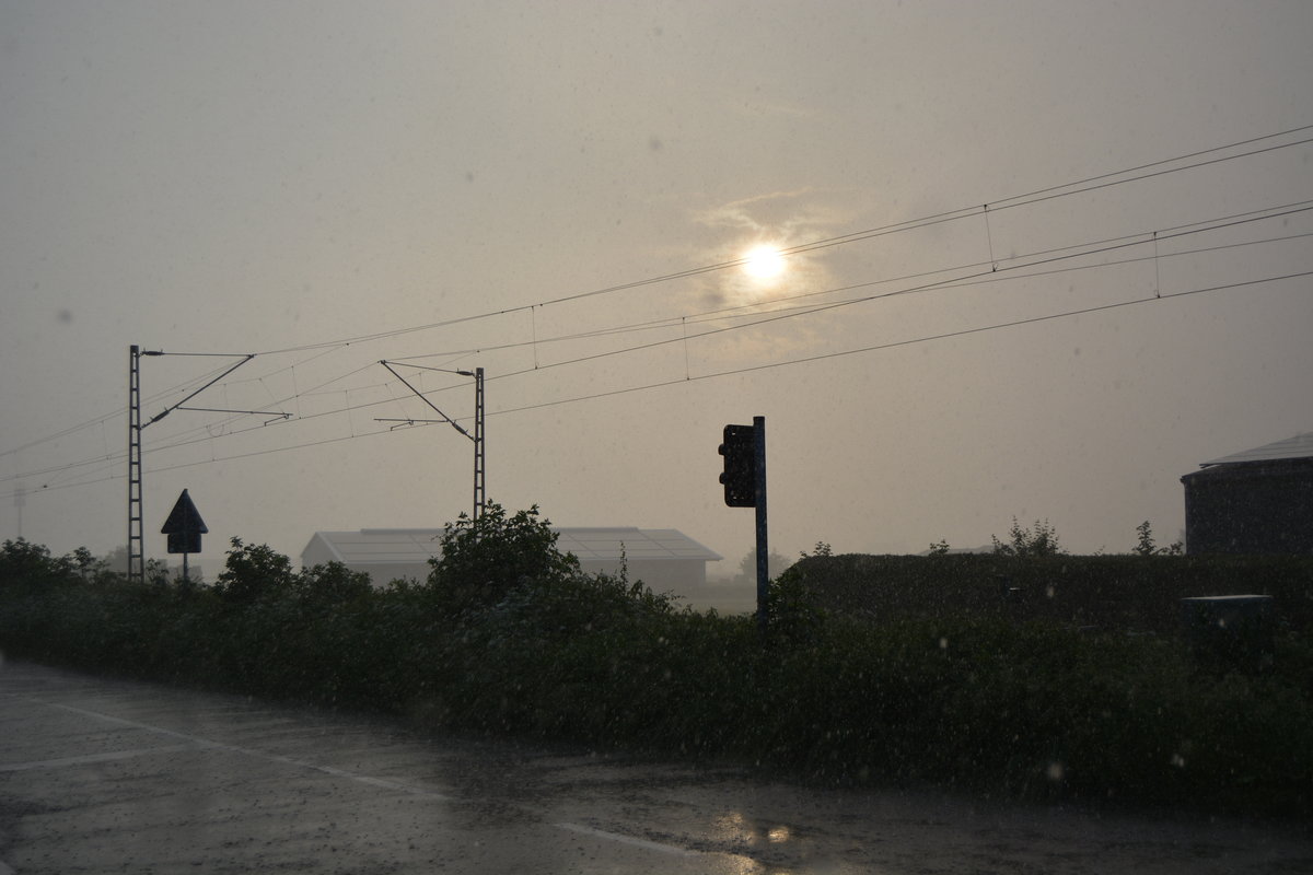 Während des Sonnenuntergangs in Gubberath zog ein Gewitter über Gubberath. Dabei kam so einiges an Regen runter. 

Gubberath 03.06.2016