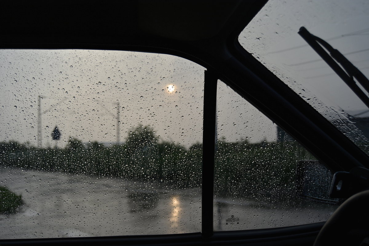 Während des Sonnenuntergangs in Gubberath zog ein Gewitter über Gubberath. Dabei kam so einiges an Regen runter. Nur gut das mein Bruder und ich im Auto saßen und von der aus ein wenig fotografierten und das Spektakel beobachteten.

Gubberath 03.06.2016