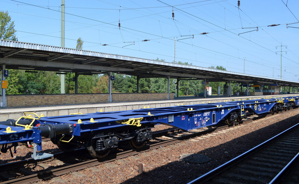 Während des Streikes stand im Bf. Flughafen BER-Terminal 5 ein Ganzzug mit recht neuen nicht beladenen Container-Gelenkwagen vom Einsteller European Rail Rent GmbH abgestellt. Im Bild der Wagen mit der Nr. 37 TEN 80 D-ERR 4980 161-6 Sggrss 1 am 02.09.21