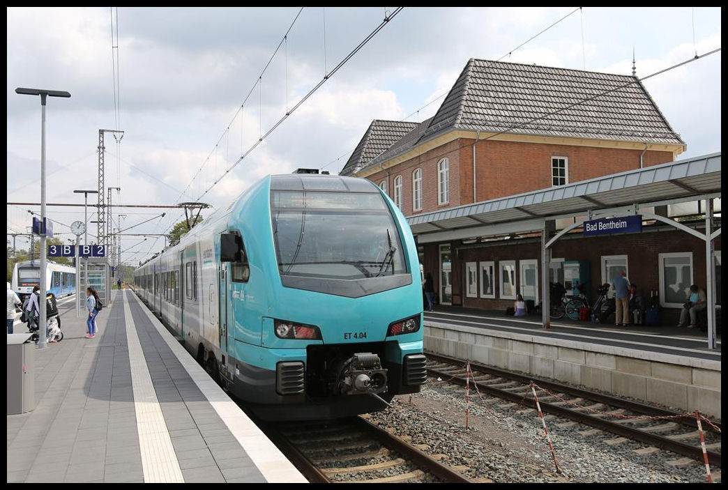 Während des Umschaltens auf das niederländische Stromsystem hat der Triebfahrzeugführer im Grenz- und Systemwechselbahnhof Bad Bentheim die Schlusslichter angemacht. Triebwagen ET 4.04 der Eurobahn ist danach am 16.08.2019 um 13.08 Uhr zur Weiterfahrt nach Hengelo bereit.
