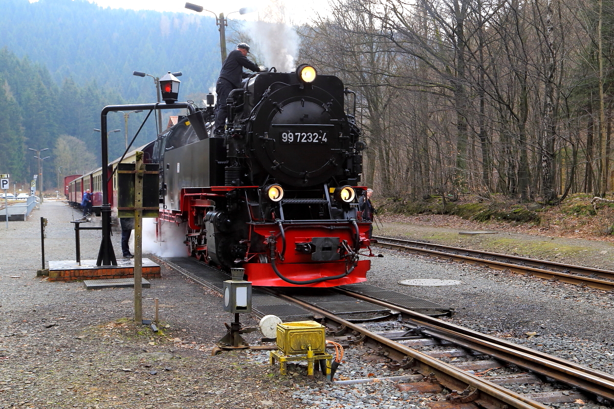 Während des Wasserfassens am 25.02.2017, muß auch wieder Wasserenthärter dosiert werden, wozu der Heizer von 99 7232 jetzt die Lok erklommen hat und gerade den entsprechenden Vorratsbehälter zur Entnahme desselben öffnet. Wenig später wird der IG HSB-Sonder-PmG seine Fahrt nach Hasselfelde fortsetzen.