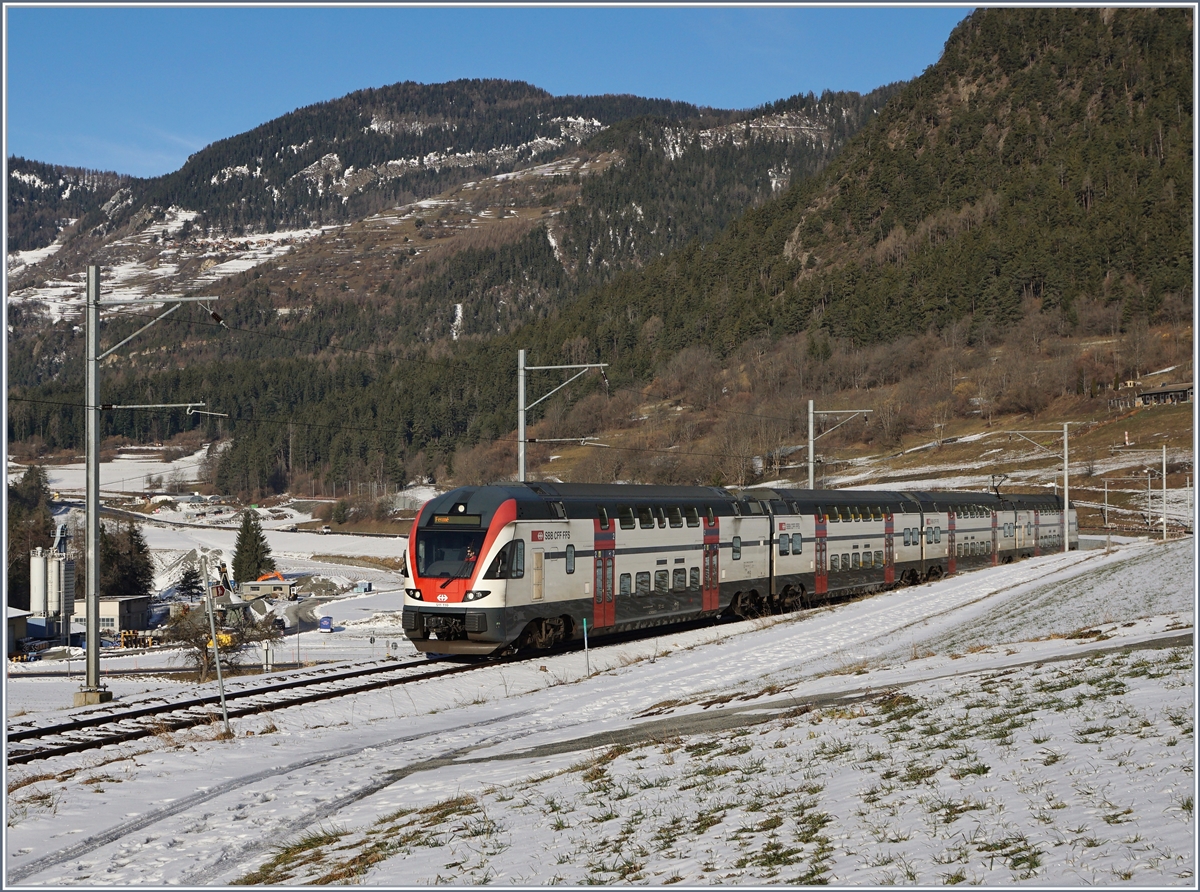 Während in Deutschland die KISS bald als IC verkehren werden, sind die für den S-Bahn- und Regionalverkehr konzipierten Züge in der Schweiz bereits als IR unterwegs und in diesem Fall Ziel meiner Reise ins Tal de Bagnes: der SBB RABe 511 110 erreicht als IR 1745  Verbier Express  in Kürze sein Ziel Le Châble.

Der IR 1745 verkehrt für den Wintersportverkehr in der Regel Samstags und Sonntags ab Genève mit dem IR 1711 und wird in Martigny geflügelt; auf der Rückfahrt verkehrt der Zug als RE 18496 (ohne Halt zwischen Martigny und Vevey) und wird in Vevey mit dem RE 18460 vereinigt. 

9. Februar 2020