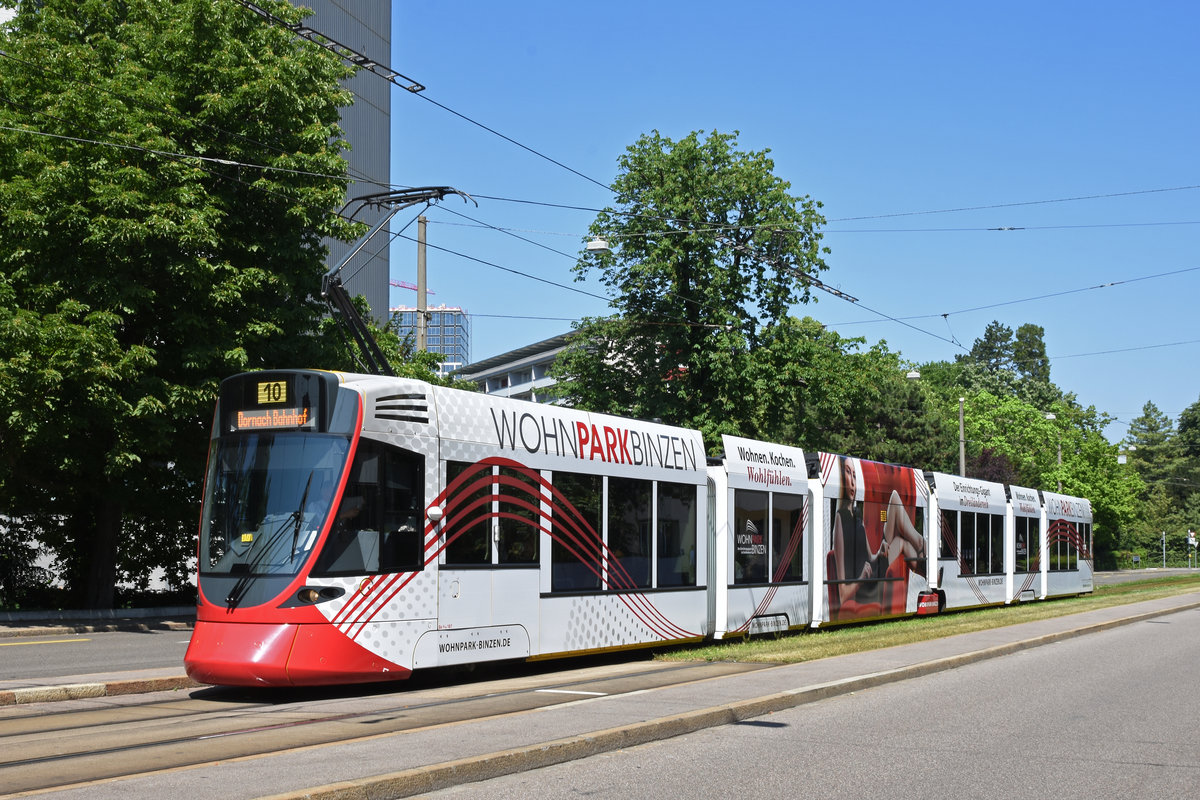 Während drei Tagen muss die Kreuzung Bankverein Notfallmässig repariert werden. Darum werden alle Tramlinien, die den Bankverein befahren umgeleitet. Hier fährt der Be 6/10 Tango 187 mit der Werbung für den Wohnpark Binzen, bei der Haltestelle Grosspeterstrasse ein. Die Aufnahme stammt vom 07.06.2019.