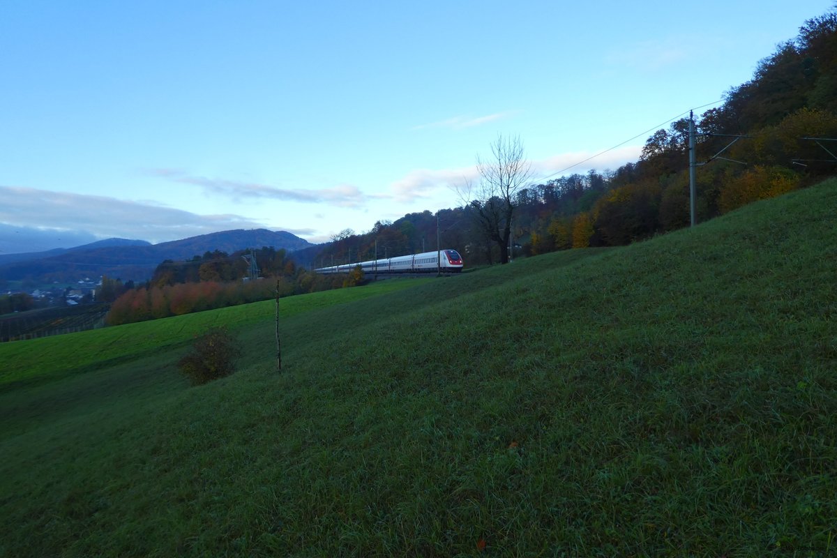Während den drei Wochen dem Umbau vom alten zum neuen Bözbergtunnel fuhren ausschliesslich ICN, Twindexx und Giruno über den Bözberg. Hier ist eine ICN Doppeltraktion noch vor Sonnenaufgang bei der bekannten Fotostelle aus einer unewohnten Perspektive zu sehen. Weil keine Re 4/4 II unterwegs waren verschwand ich recht schnell wieder. 
Umiken, 27.10.2020