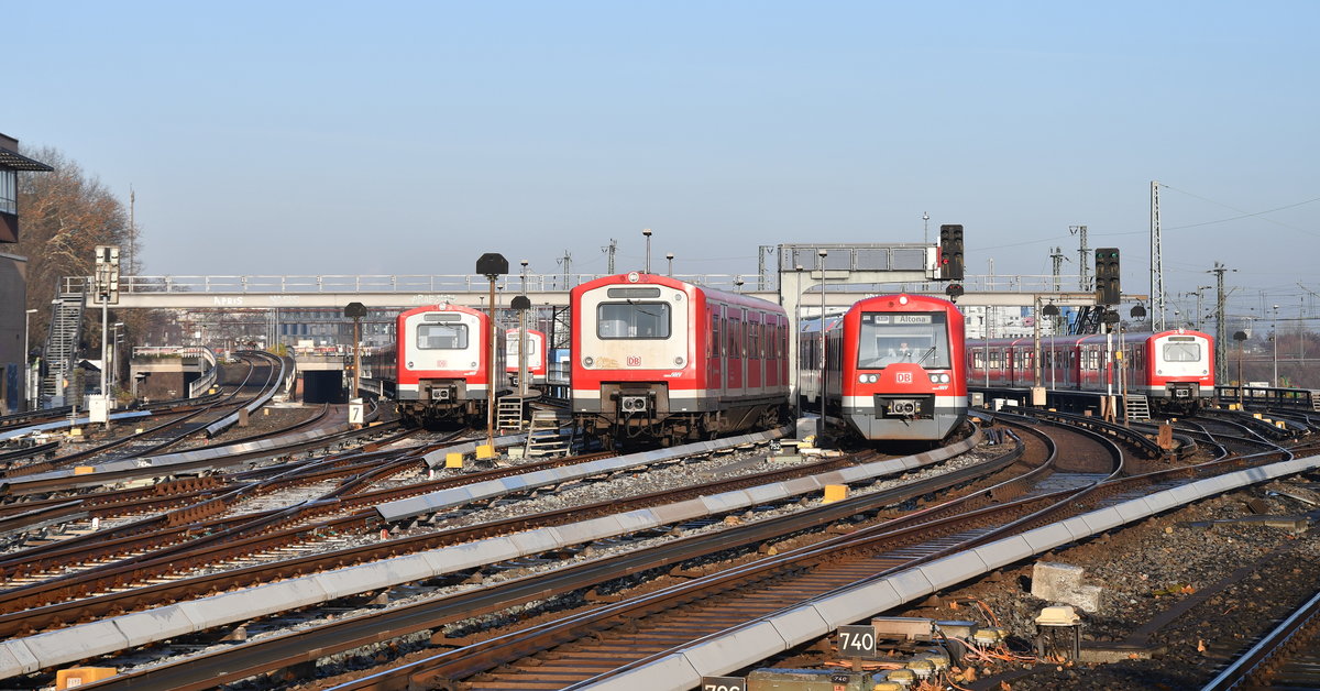 Während ein 474 als S31 (Harburg Rathaus-Altona) gleich seine Endstation erreicht, warten mehrere 472 Einheiten auf weitere Einsätze, die sich meist auf die in der HVZ verkehrenden Linien S2 und S11 beschränken. 05.12.2018