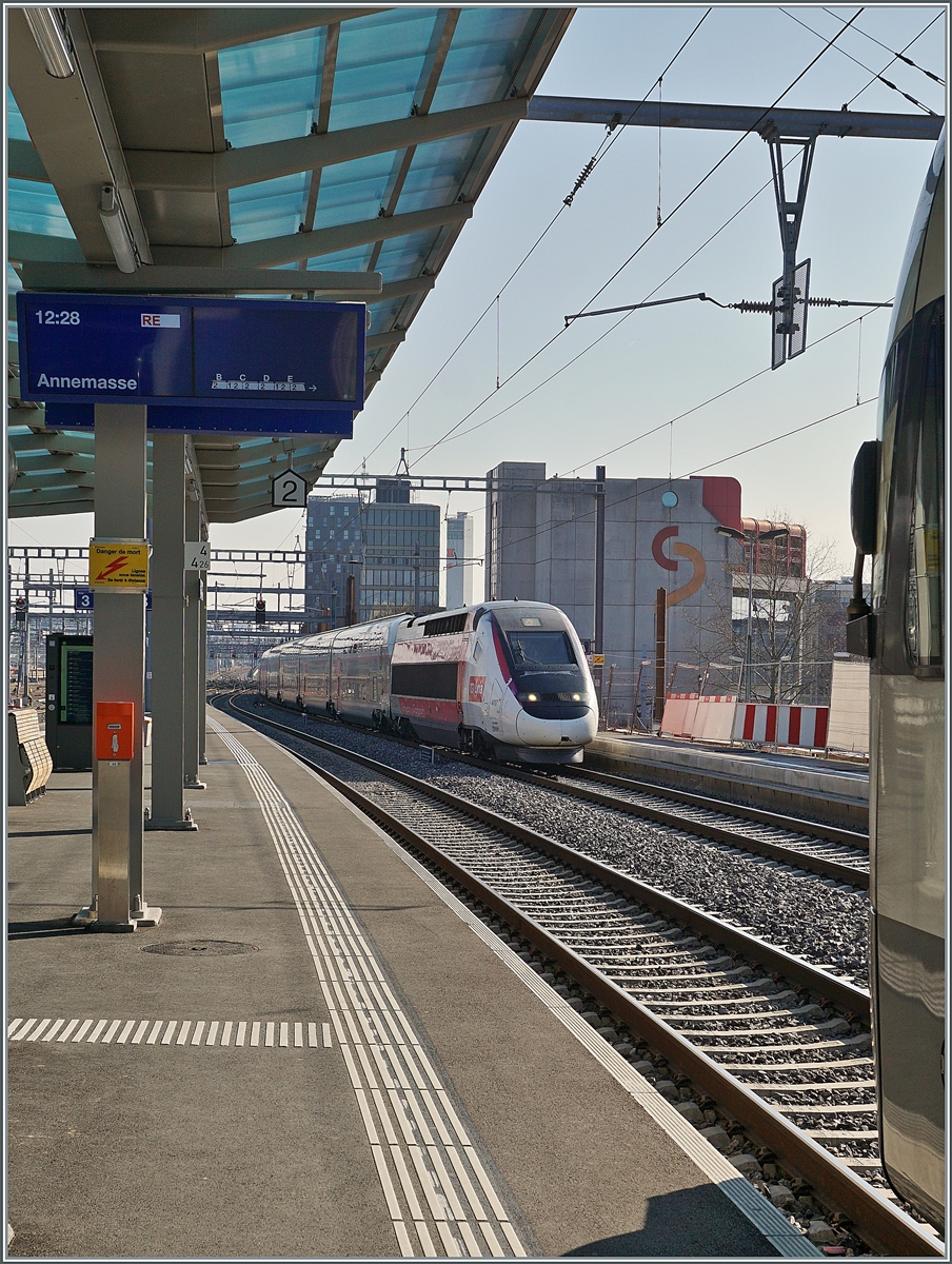 Während ein Euroduplex 2N2 als TGV Lyria 9268 auf Gleis 1 in Renens auf dem Weg nach Paris ist, verlässt, hier nur sparsam angedeutet, ein RE nach Annemasse den Bahnhof von Renens VD. 

4. Februar 2022