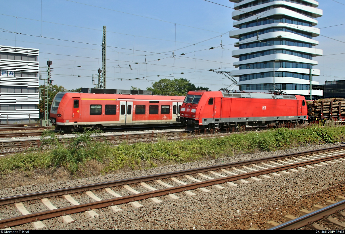 Während ein gemischter Gz mit 185 383-7 DB im Bahnhof Bietigheim-Bissingen auf Gleis 4 steht, verlassen 425 804-2 und 425 ??? von DB Regio Baden-Württemberg, im Dienste von Abellio Rail Baden-Württemberg, als verspätete RB 19515 (RB17a) von Pforzheim Hbf bzw. verspäteter RE 19615 (RE17b) von Bruchsal nach Stuttgart Hbf das Gleis 3.
Aufgenommen von Bahnsteig 7/8.
[26.7.2019 | 12:03 Uhr]
