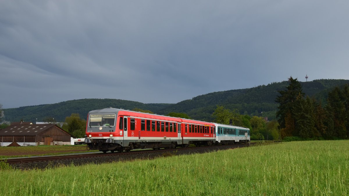 Während ein heftiger Regenschauer gerade im Abzug ist, verlassen diese beiden 628er als RE nach Aschaffenburg die Stadt Miltenberg und werden in Kürze Kleinheubach durchfahren. Aufgenommen am 27.04.2019 18:01