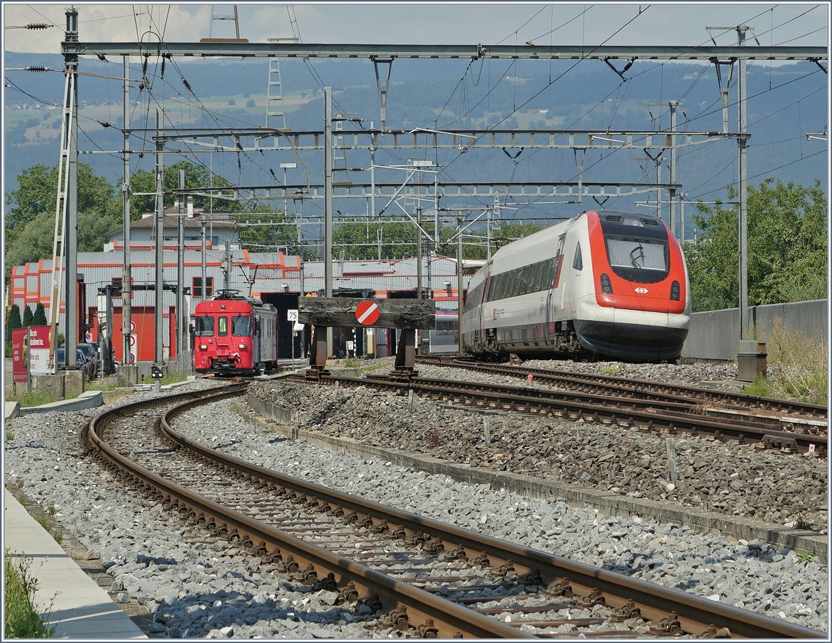 Während ein ICN als IC 5 523 von Genève Aéroport nach Zürich den Bahnhof von Yverdon verlässt, steht im Hintergrund im Dépôt Bereich der TRAVYS Be 4/4 N° 1. 

10. August 2020