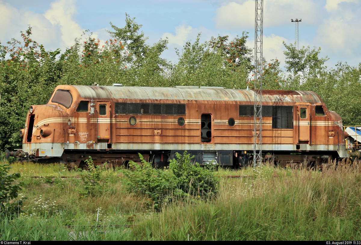Während der einen Stunde Aufenthalt im Bahnhof Padborg st (DK) auf der Bahnstrecke Fredericia–Flensburg (KBS 65 (DSB)) war leider so gut wie nichts los. Daher widmete ich mich (dauerhaft) abgestellten Fahrzeugen:
Tele-Blick auf MX 1030  Ellen  der BLDX A/S (Contec Rail ApS), die leider hinter einem Masten steht.
Aufgenommen von Bahnsteig 1/2.
[3.8.2019 | 11:33 Uhr]