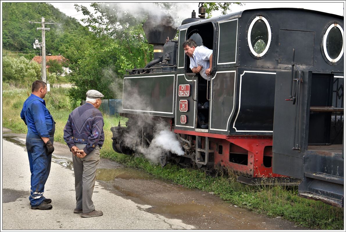 Während eines Aufenthaltes bleibt genügend Zeit für einen Schwatz mit Anwohnern. 764.243 zwischen Brad und Criscior. (17.06.2017)