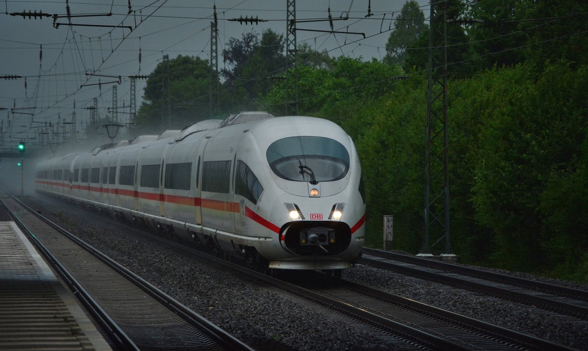Während eines Gewitters durchfährt der ICE613 nach München Angermund.

Angermund 15.06.2017