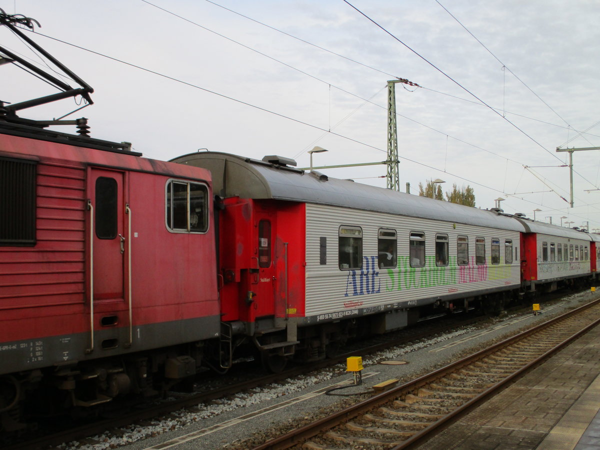 Während eines Halt,am 08.November 2019,in Bergen/Rügen aufgenommen diesen schwedischen Reisezugwagen hinter der Zuglok 155 222.