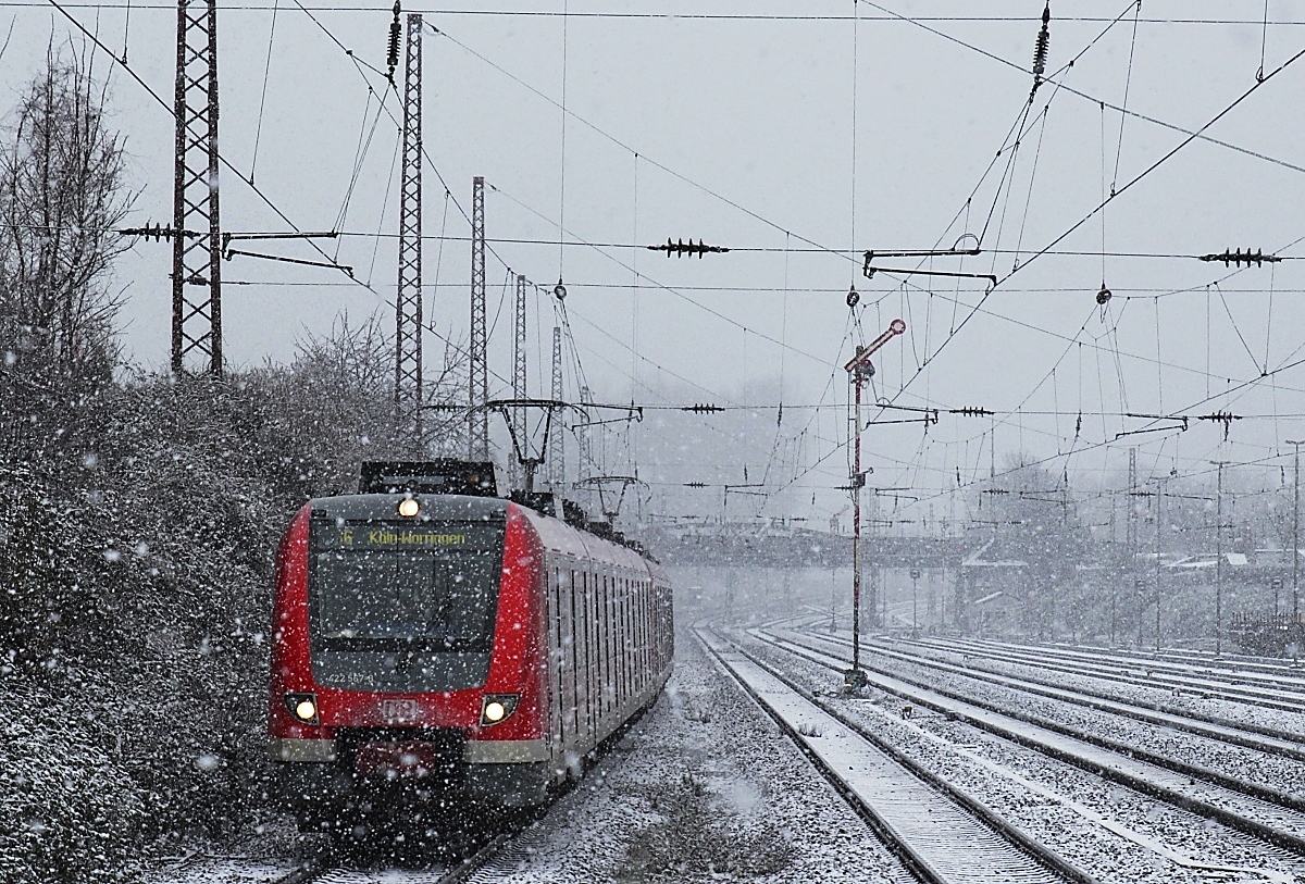 Während eines heftigen Schneeschauers treffen 422 567-0 und ein weiterer 422 als S 6 nach Köln-Worringen am 30.01.2019 im S-Bahnhof Düsseldorf-Rath ein