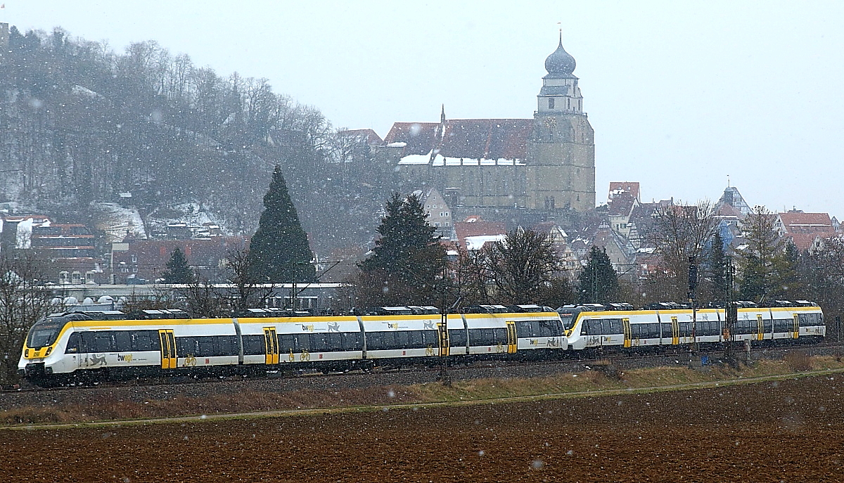 Während eines heftigen Schneeschauers verlassen zwei 442 am 22.03.2018 Herrenberg in Richtung Stuttgart