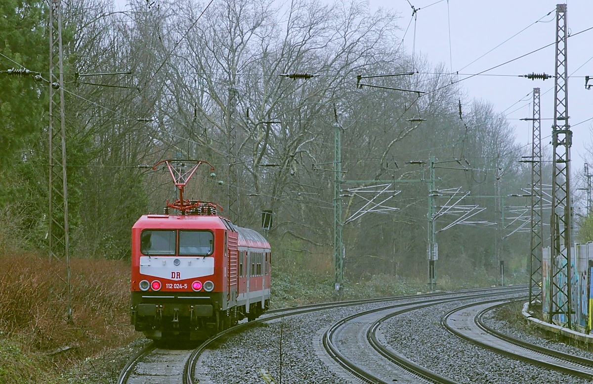 Während eines kräftigen Regenschauers verlässt die WFL-112 024-5 am 22.02.2022 mit dem RB 46-Ersatzzug Bochum-Hamke in Richtung Gelsenkirchen