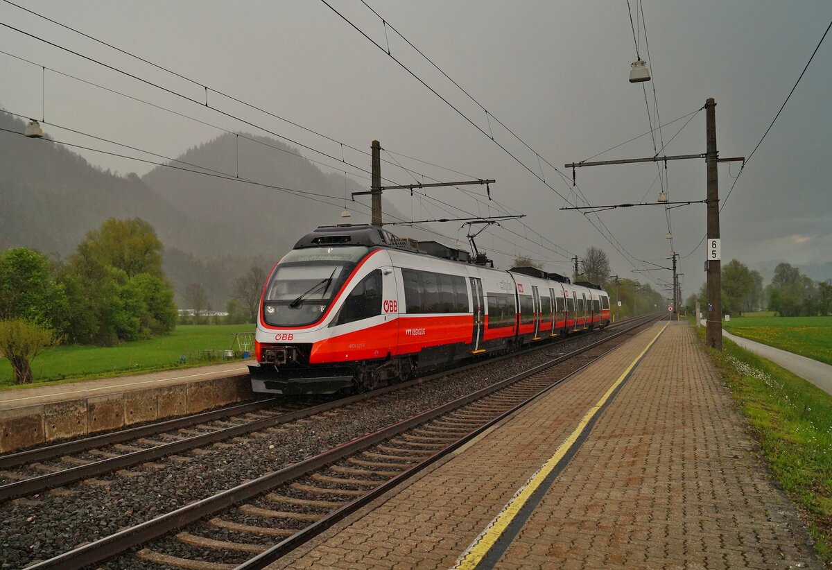 Während eines kurzen Aprilgewitters erreicht der 4024 025-0 als S4 5124 am 29.04.2023 mit Schaftenau seinen ersten Zwischenhalt auf der Fahrt von Kufstein nach Telfs-Pfaffenhofen.