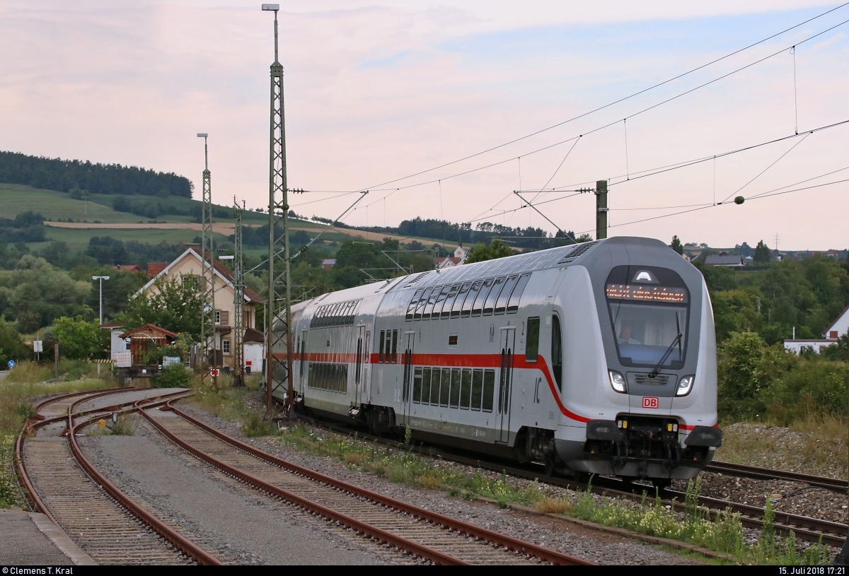 Während eines kurzen Gewitterschauers durchfährt DBpbzfa 668.2 mit Schublok 146 564-0 DB als IC 2389 (Linie 87) bzw. RE 52389 (Linie 87) von Stuttgart Hbf nach Singen(Hohentwiel) den Bahnhof Welschingen-Neuhausen auf der Bahnstrecke Offenburg–Singen (Schwarzwaldbahn (Baden) | KBS 720).
[15.7.2018 | 17:21 Uhr]