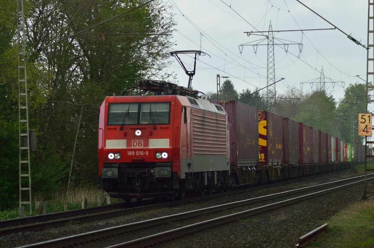 Während eines Regenschauer kommt die 189 016-9 mit einem KLV bei Herrath gen Aachen West gefahren. Montag den 14.4.2014
