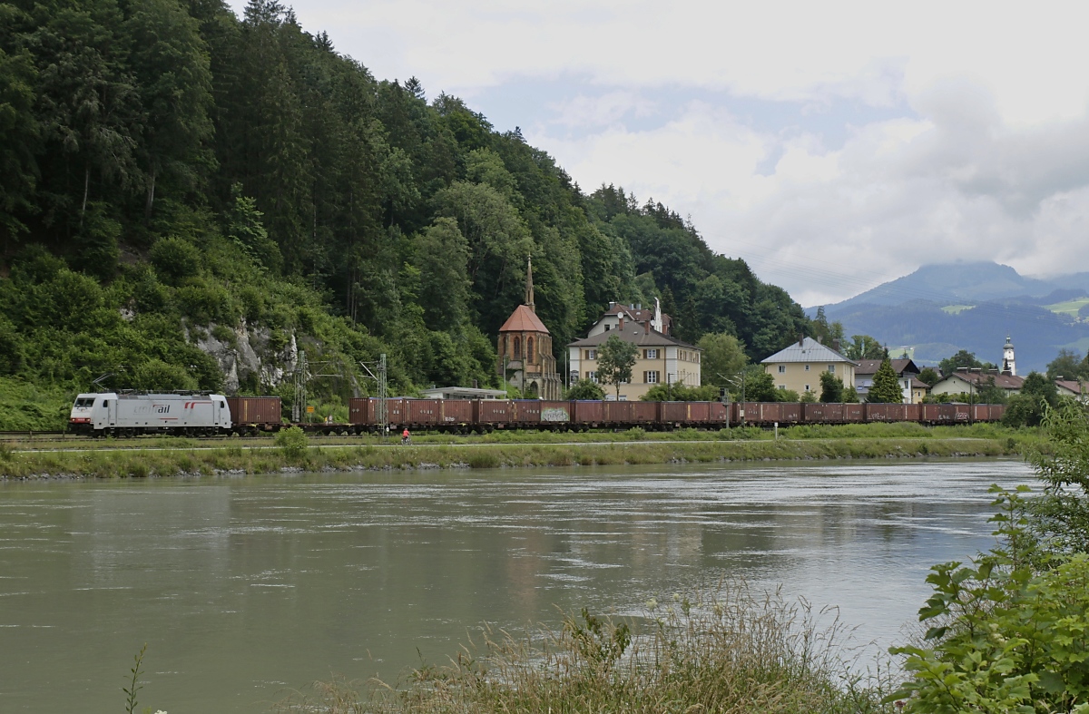 Während eines Regenschauers durchfährt die noch als  Crossrail  beschriftete, jetzt im Eigentum von CBRail befindliche 186 905 Kiefersfelden in Richtung Kufstein (20.07.2020)