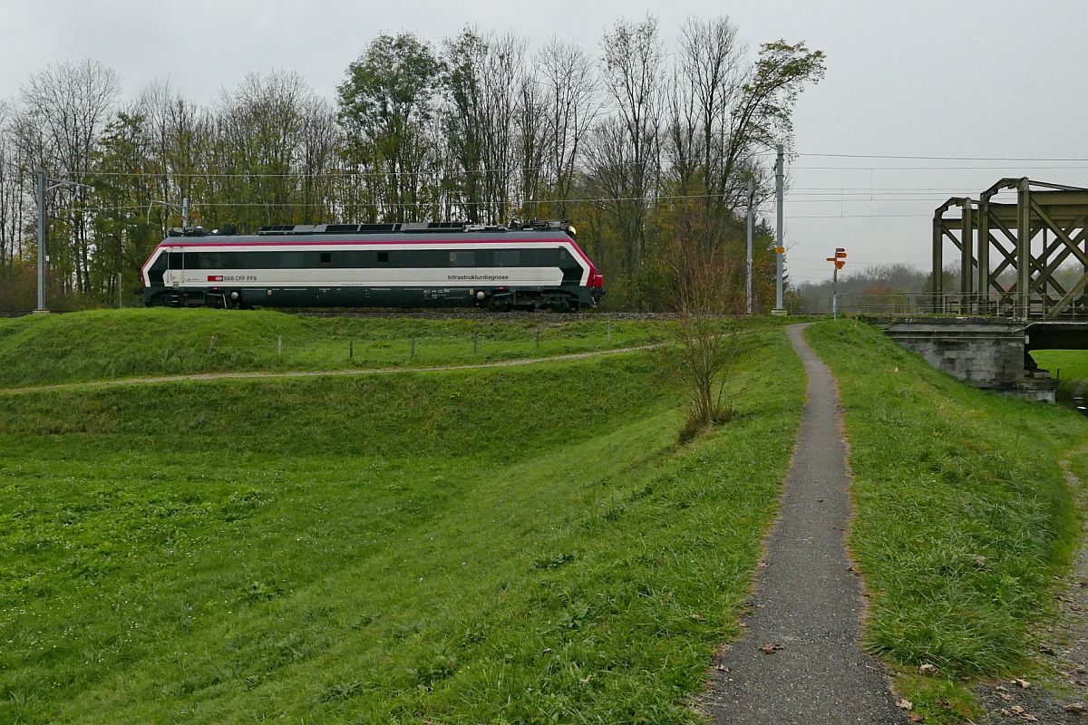 Während eines Spaziergangs war plötzlich auf der Brücke über die Thur, die teilweise am rechten Bildrand sichtbar ist, ein Zuggeräusch zu hören. Kamera schnell aus der Tasche geholt, Zug anvisiert und auf den Auslöser gedrückt. 99 85 9160 001-5 der Infrastrukturdiagnose unterwegs in Richtung Frauenfeld. Nähe Eschikofen, 01.11.2019.