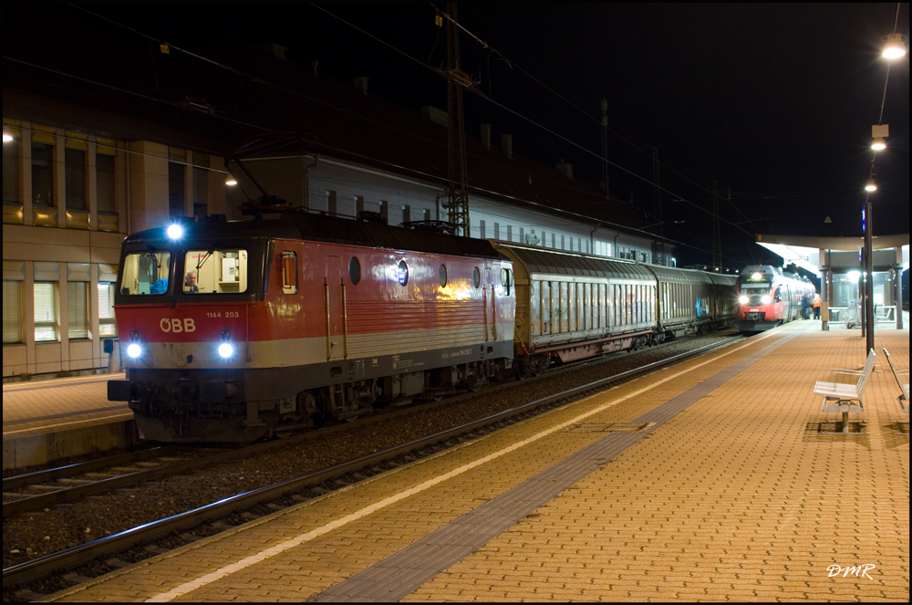 Während eines Tfzf.-Wechsels wird der 55507 bespannt mit der 1144 203 im Bahnhof Knittelfeld von einem Regionalexpress überholt. Knittelfeld 4.3.2016