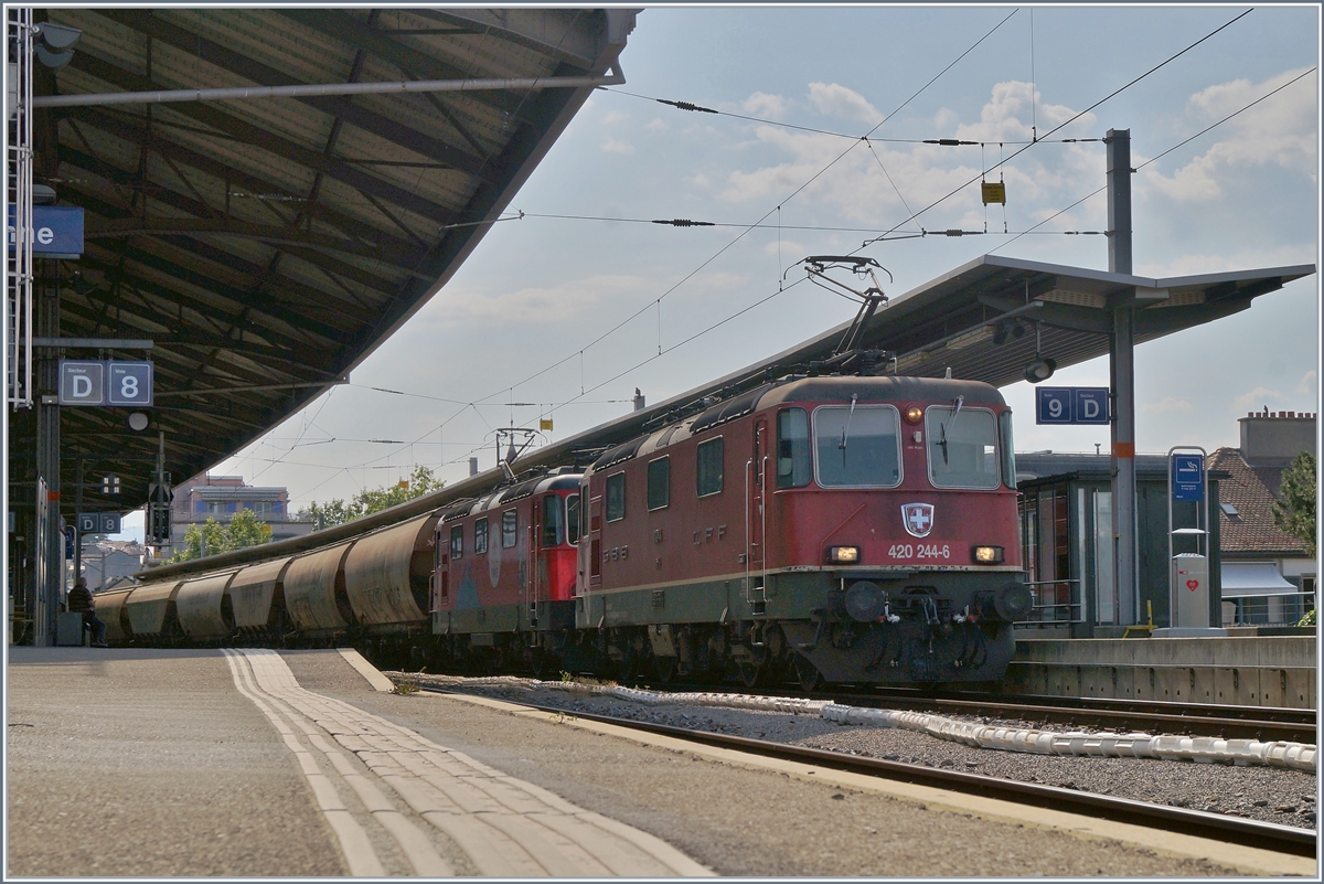 Während einigen Tagen lief im  Spaghetti-Zug  Umlauf Domo II - Vallorbe - Domo II die SBB Re 420 294-1  100 Jahre Zirkus KNIE  Leider gelang es mir nicht, die Lok wunschgemäss abzulichten. 
Hier wartet der Zug mit der Re 420 244-6 in Lausanne auf die Weiterfahrt nach Vallorbe.

21. Juli 2020