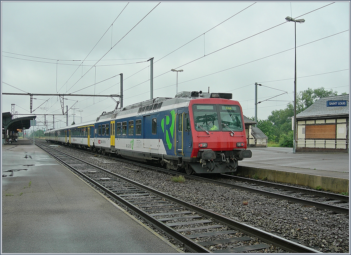 Während einiger Jahre fuhren SBB RBDe 562 praktisch im Stundentakt von Frick via Basel SBB  nach Mulhouse. Das Bild zeigt einen solchen Zug beim Halt in St-Louis.
22. Juni 2007