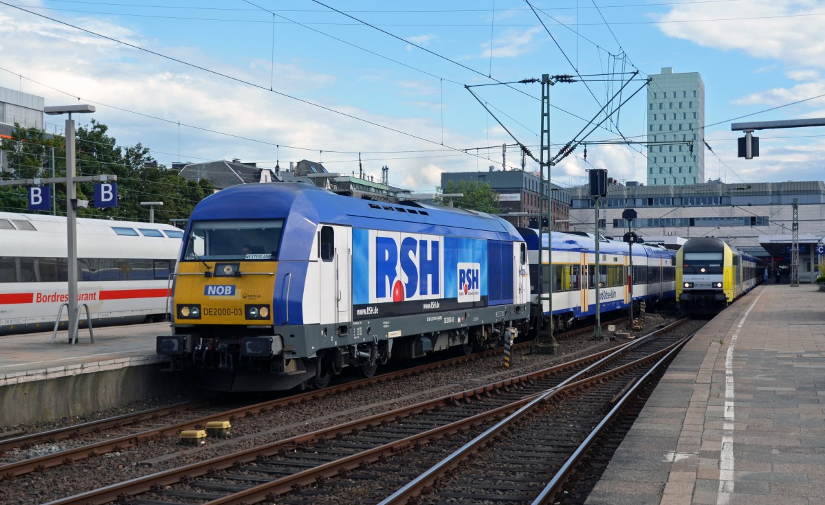 Während ER 20 - 010 mit ihrem Zug im Bahnhof Altona auf die Abfahrt nach Westerland wartet, fährt DE 200-03 am 01.07.14 in die Abstellanlage Altona. 