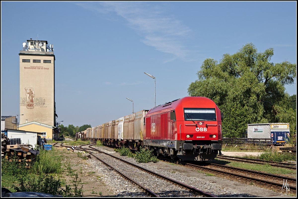 Während Erneuerungsarbeiten der Nordwestbahn musste der Güterverkehr durch das Pulkautal umgeleitet werden. Im Bild vom 18.07.2017 ist die 2017.007 zu sehen bei der Durchfahrt durch den Bahnhof Laa a.d. Thaya Stadt zu sehen.